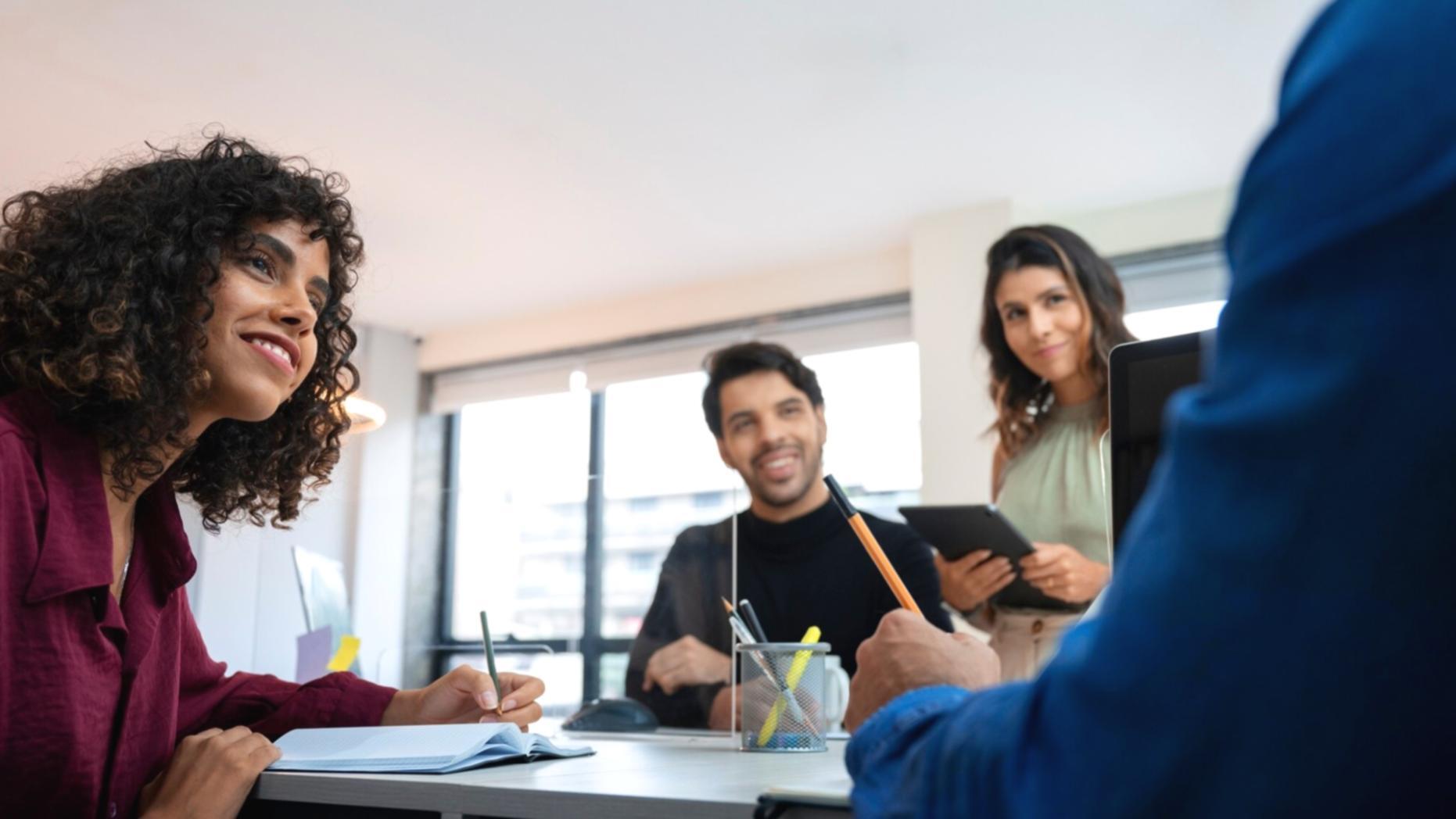 Profesionales trabajando en análisis financiero